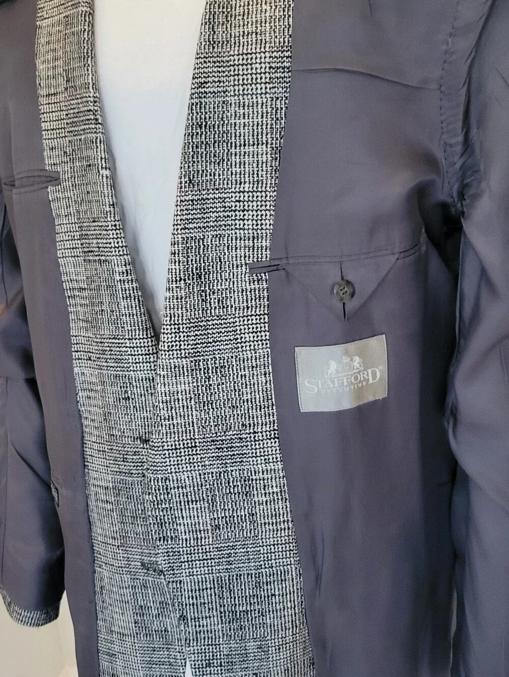Stafford Executive Blazer 44L Gray-White-Some Pale Red Woven Silk.32 1/2